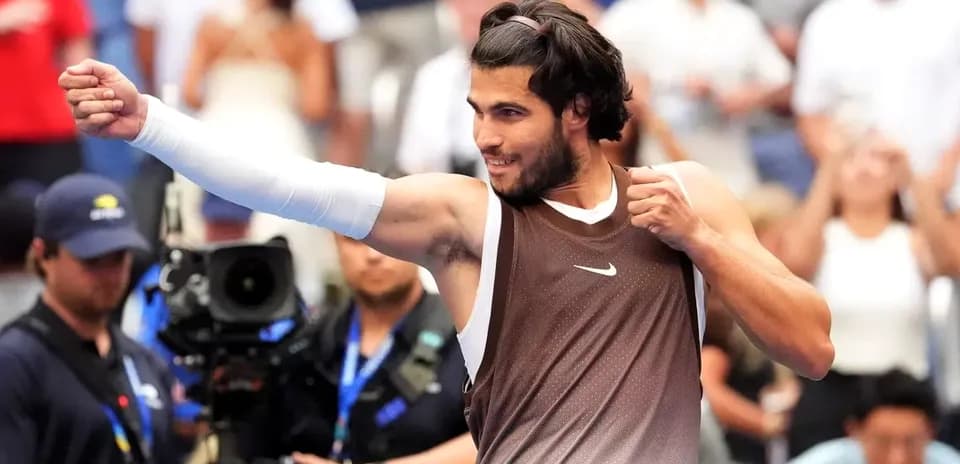 Joueur de tennis célébrant après un match