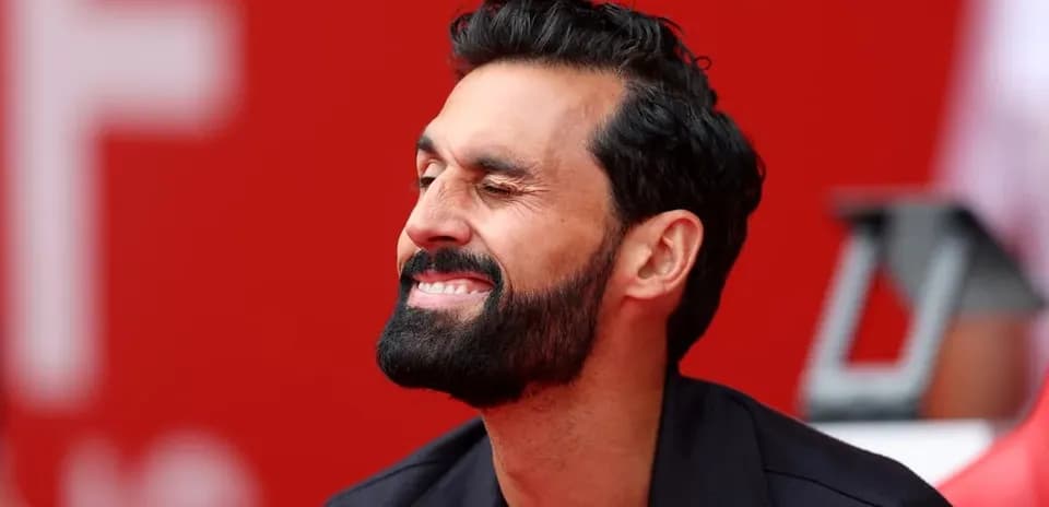 Homme souriant avec barbe sur fond rouge