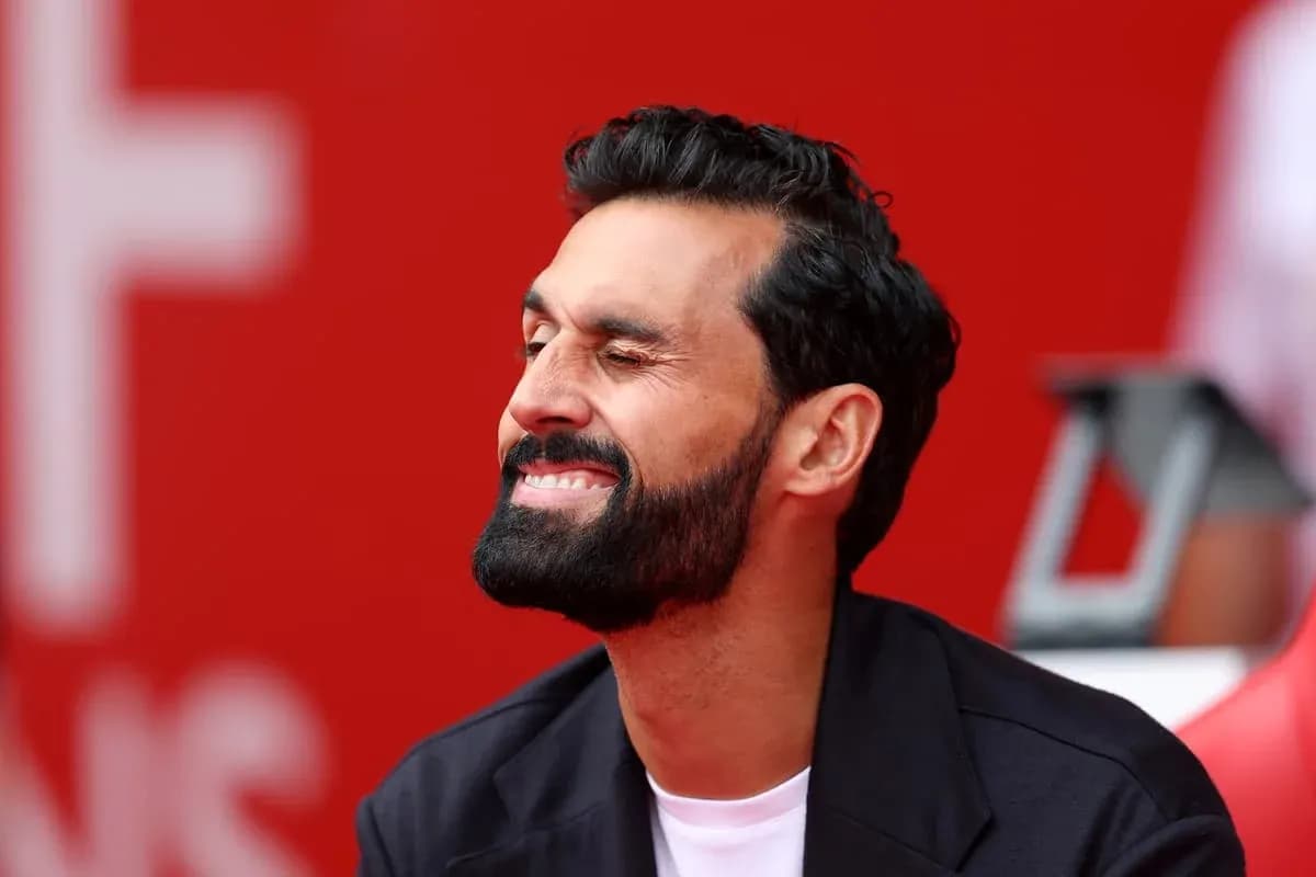 Homme souriant avec barbe sur fond rouge