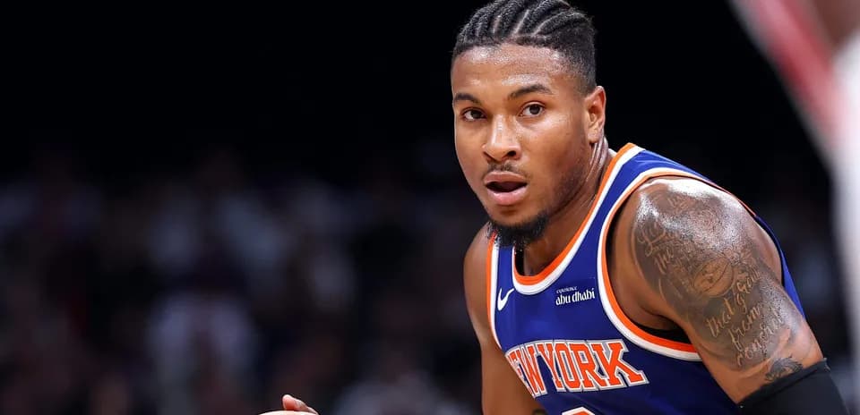 Joueur de basket dribblant avec un ballon