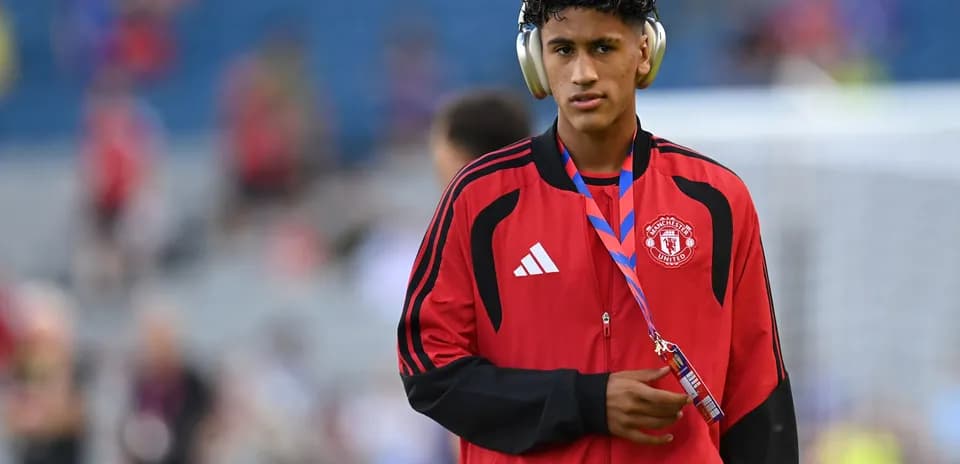 Joueur de Manchester United portant un casque audio
