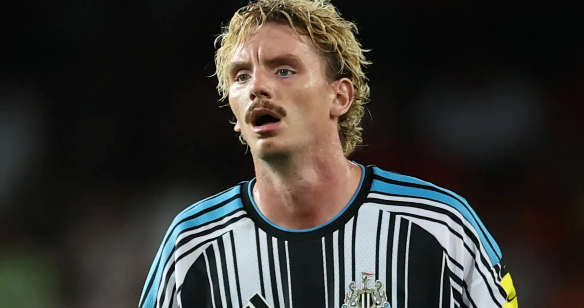 Joueur de Newcastle United portant un maillot rayé