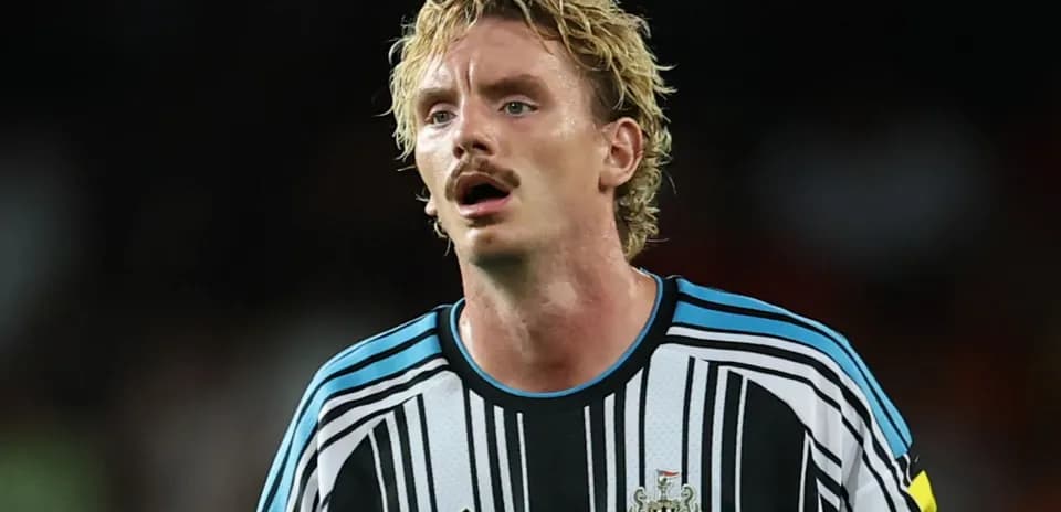 Joueur de Newcastle United portant un maillot rayé