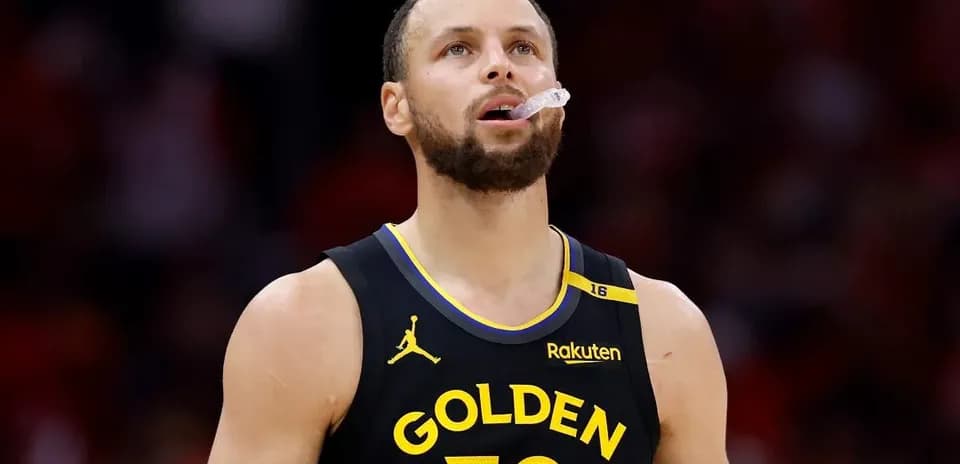 Joueur de basketball en uniforme regardant le plafond
