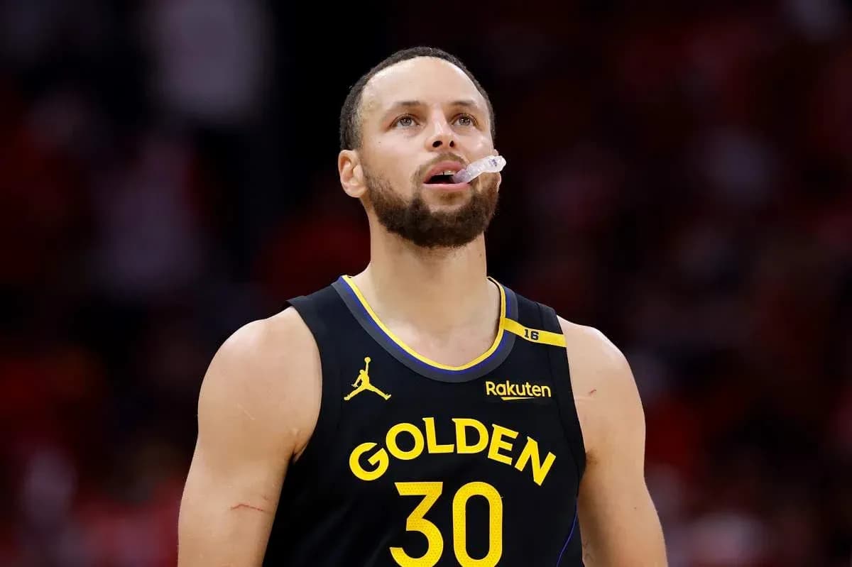 Joueur de basketball en uniforme regardant le plafond
