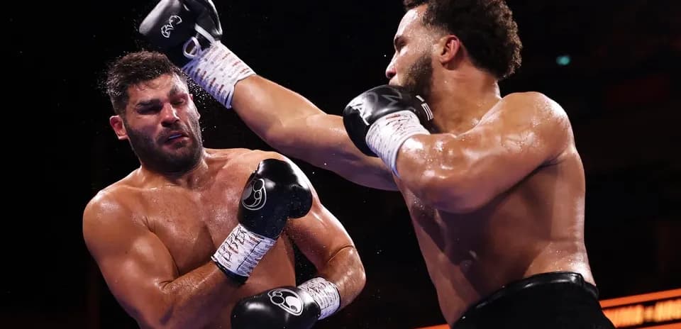 Boxeurs échangent des coups sur le ring