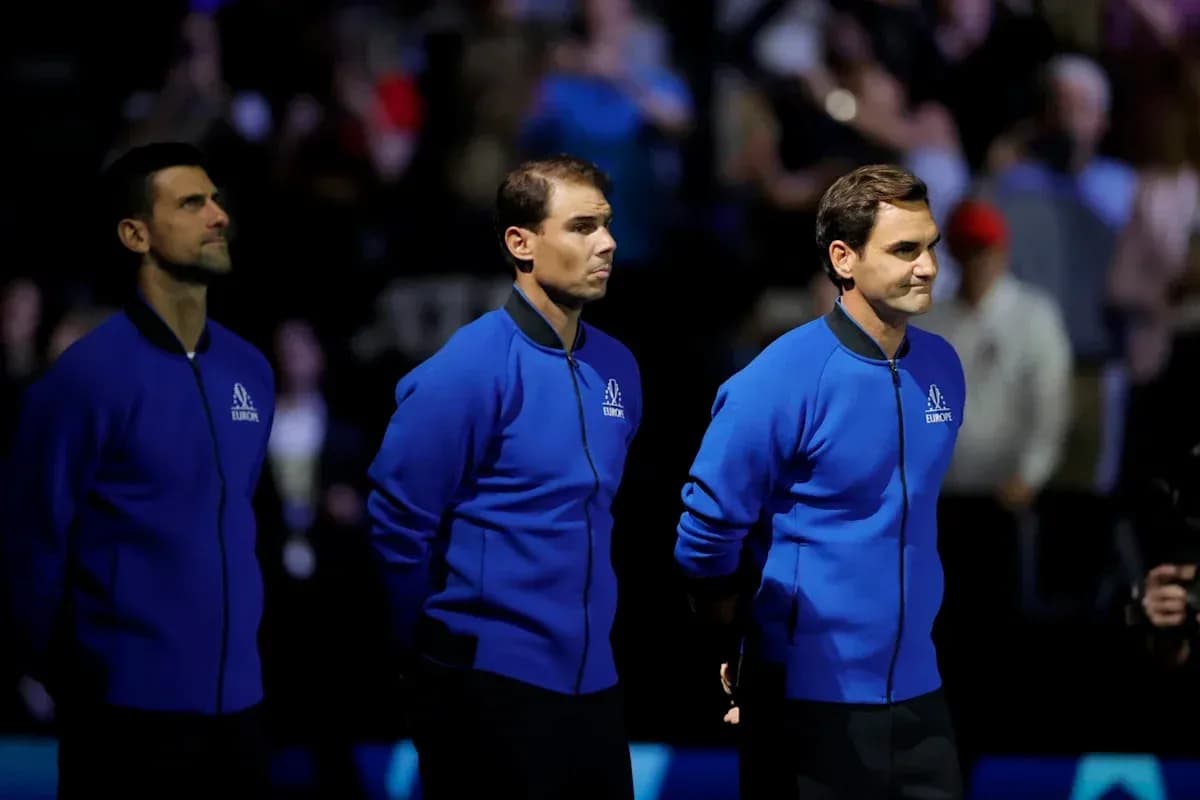 Trois joueurs de tennis en tenue bleue sur scène