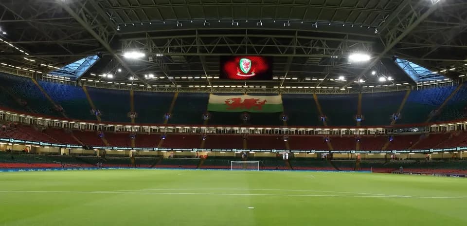 Vue intérieure du stade avec drapeau gallois