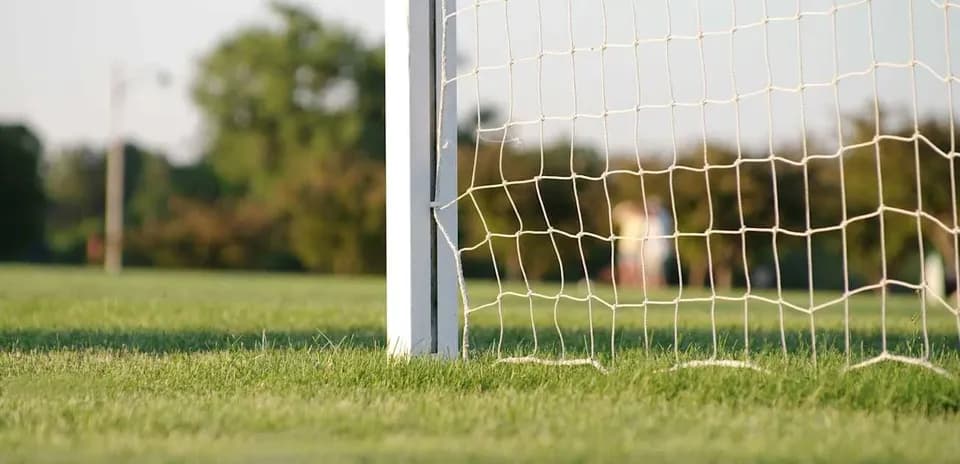 But de football avec filet sur terrain vert