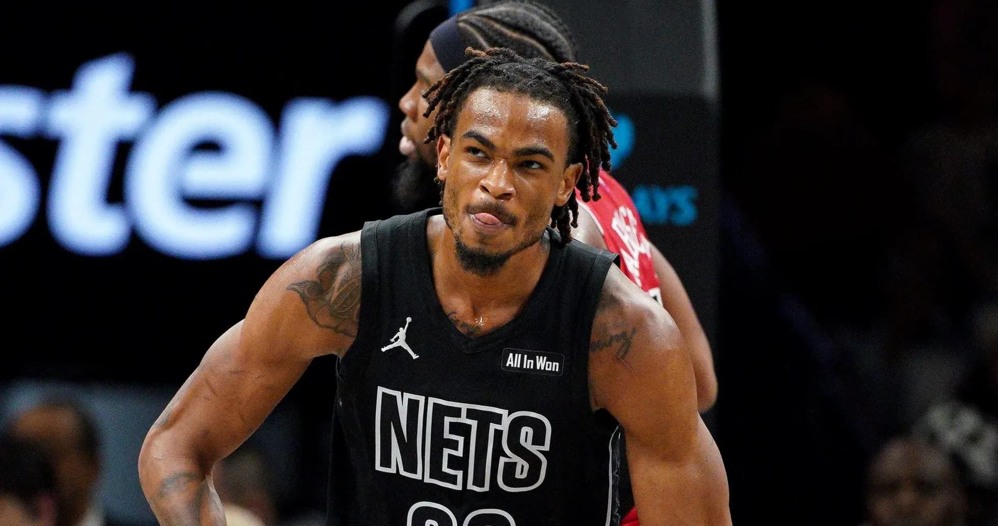 Joueur des Nets célébrant un point marqué sur le terrain