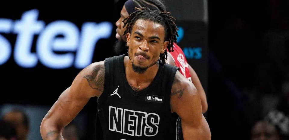 Joueur des Nets célébrant un point marqué sur le terrain