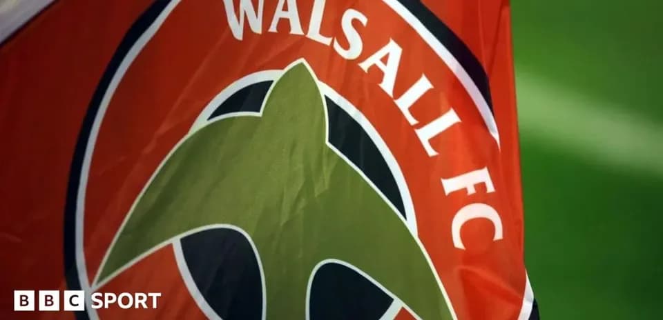 Drapeau de Walsall FC avec logo sur fond orange