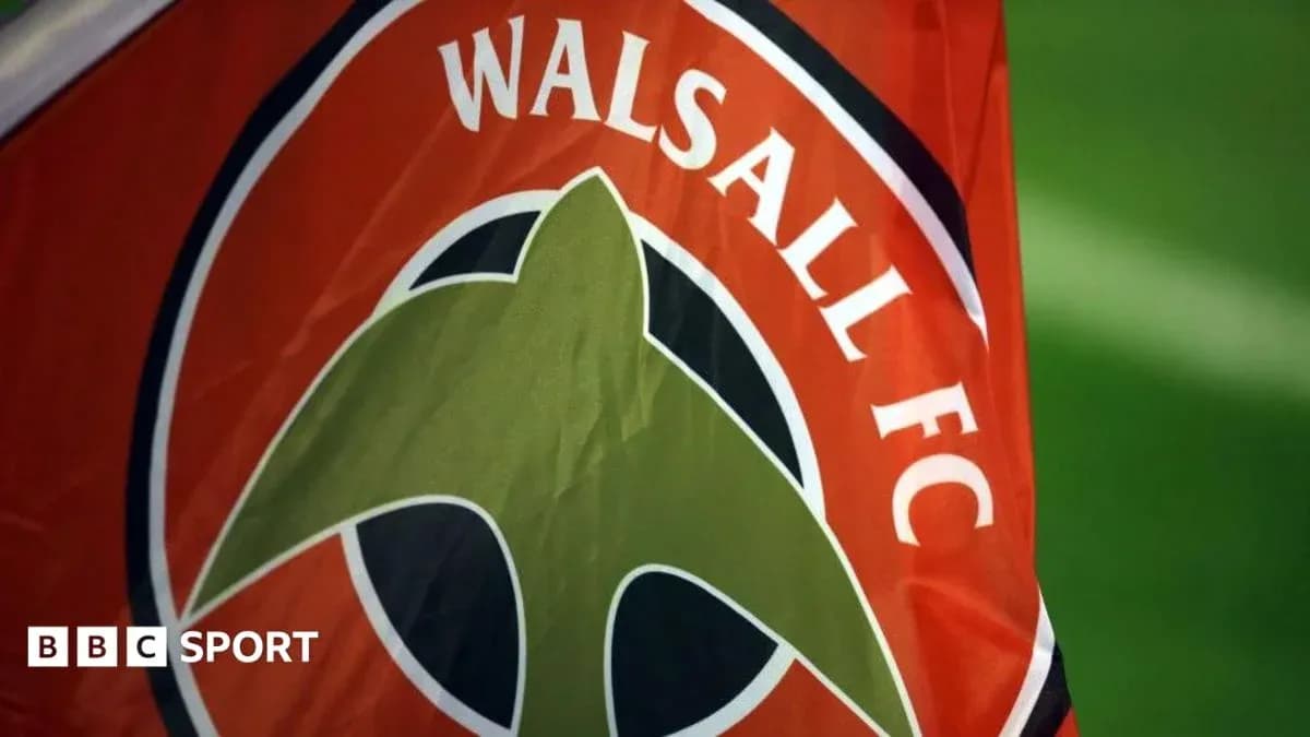 Drapeau de Walsall FC avec logo sur fond orange