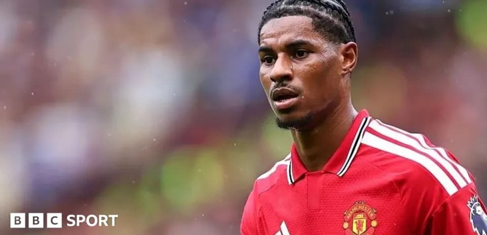 Joueur de Manchester United en maillot rouge sur le terrain