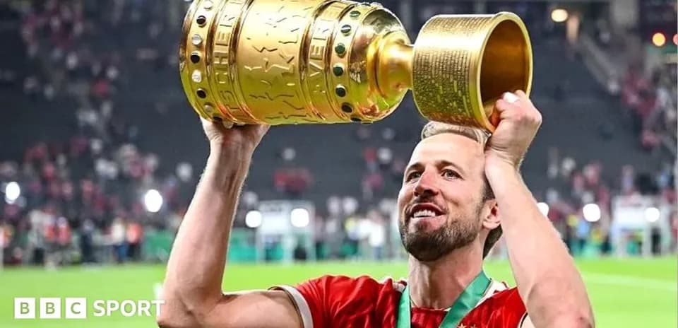 Joueur levant le trophée de la coupe après la victoire