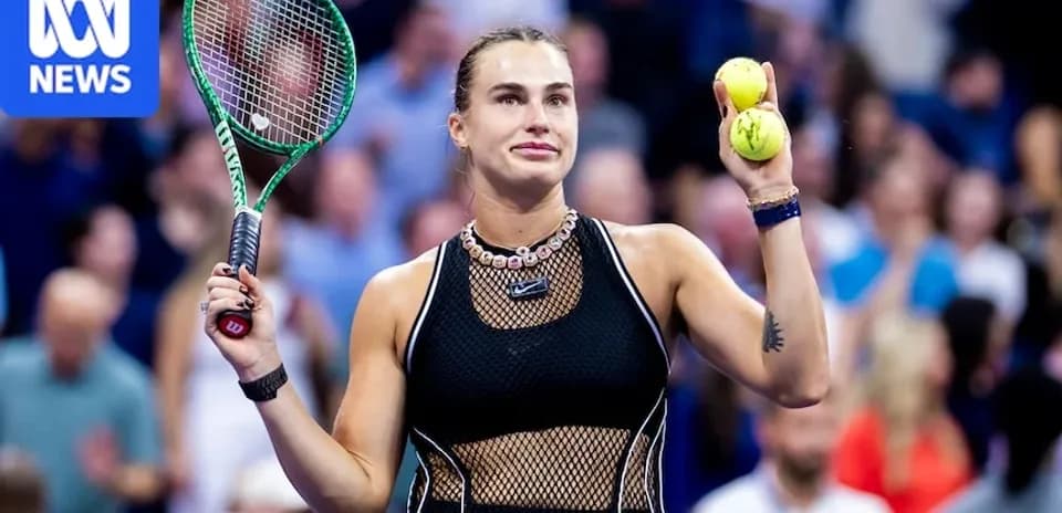 Joueuse de tennis tenant deux balles sur le court