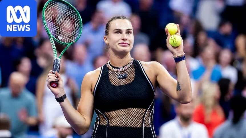 Joueuse de tennis tenant deux balles sur le court