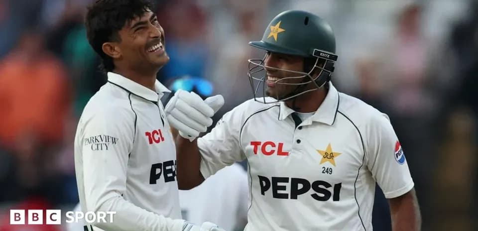 Joueurs de cricket pakistanais célébrant ensemble sur le terrain