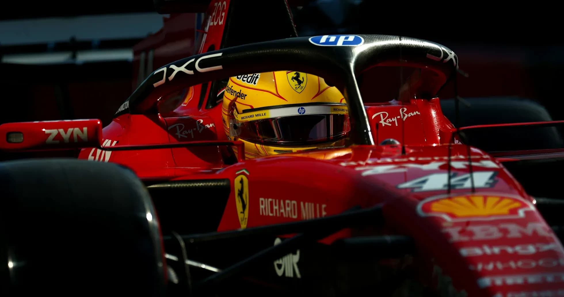 Pilote dans une voiture de F1 Ferrari au garage