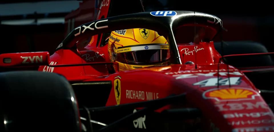 Pilote dans une voiture de F1 Ferrari au garage