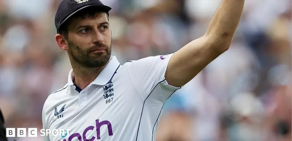 Joueur anglais levant la main lors d'un match de cricket