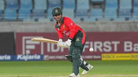Joueur de cricket bangladais frappant la balle