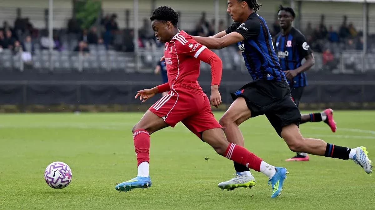 Joueur en maillot rouge dribblant un adversaire en noir