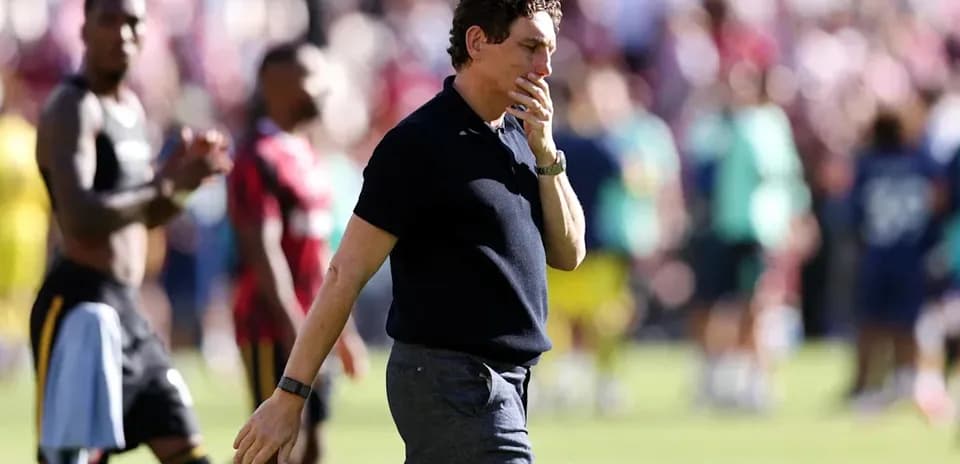 Entraîneur marchant sur le terrain après le match