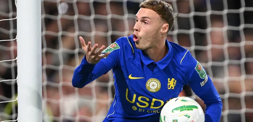 Joueur de Chelsea gesticulant avec le ballon