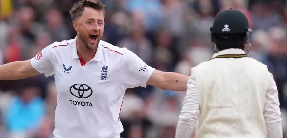 Joueur anglais célébrant un wicket contre l'Australie