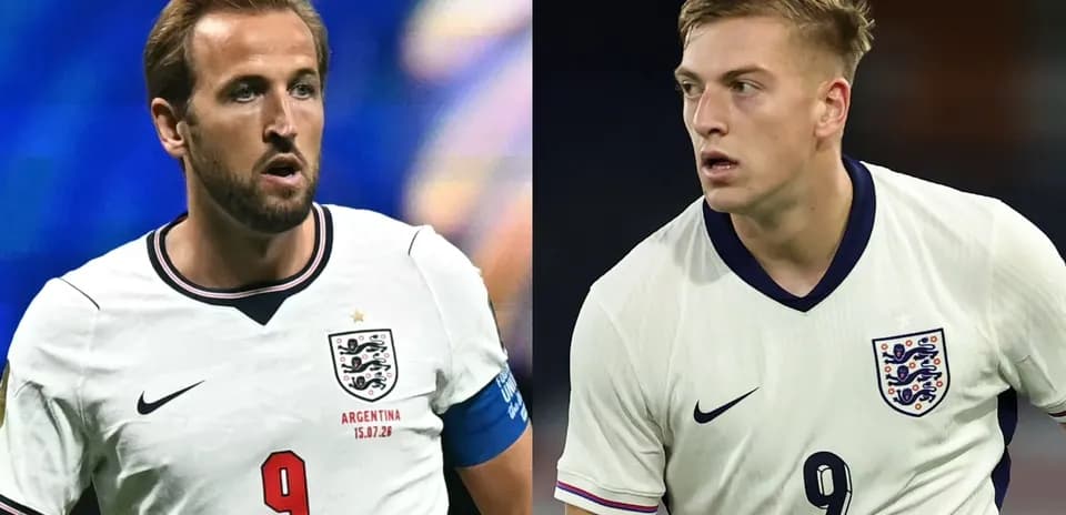Joueurs anglais en maillot, Harry Kane et un coéquipier