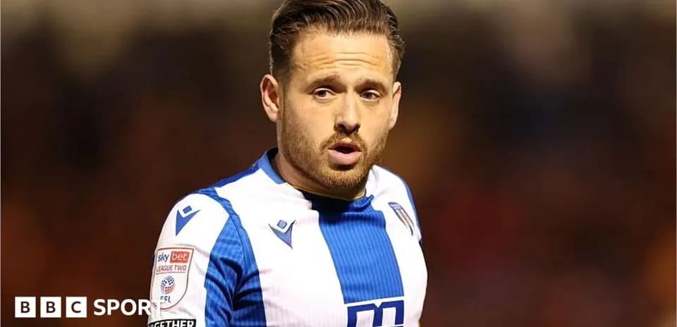 Joueur en uniforme bleu et blanc sur le terrain
