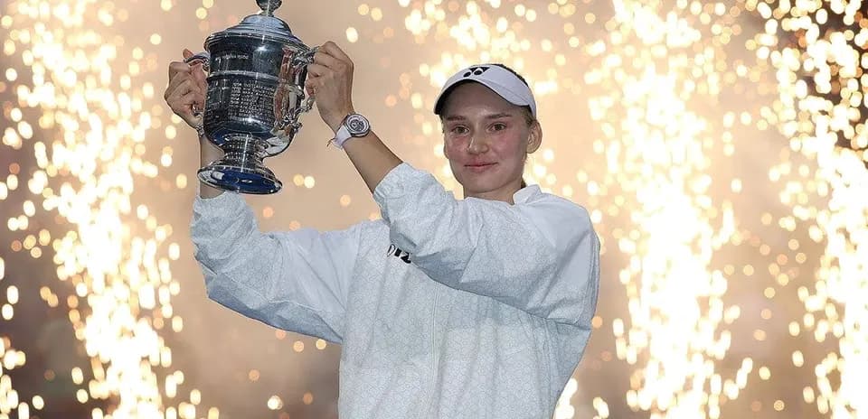 Joueuse levant le trophée avec des feux d'artifice