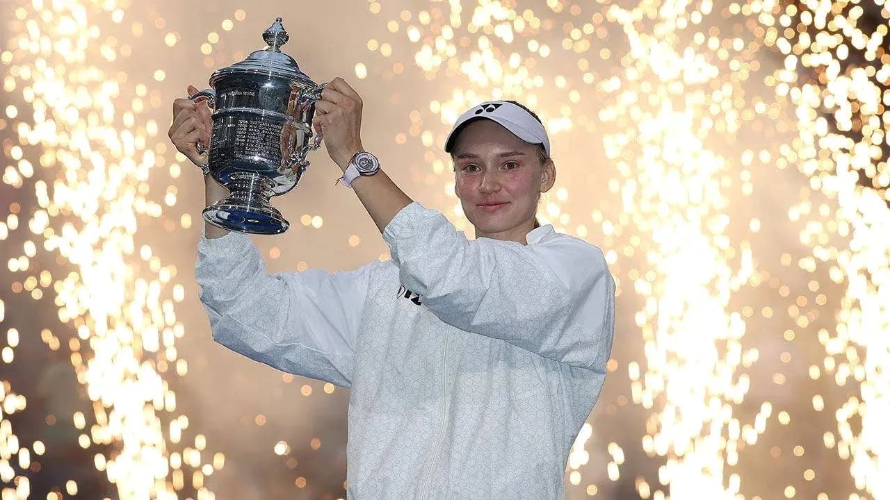 Joueuse levant le trophée avec des feux d'artifice