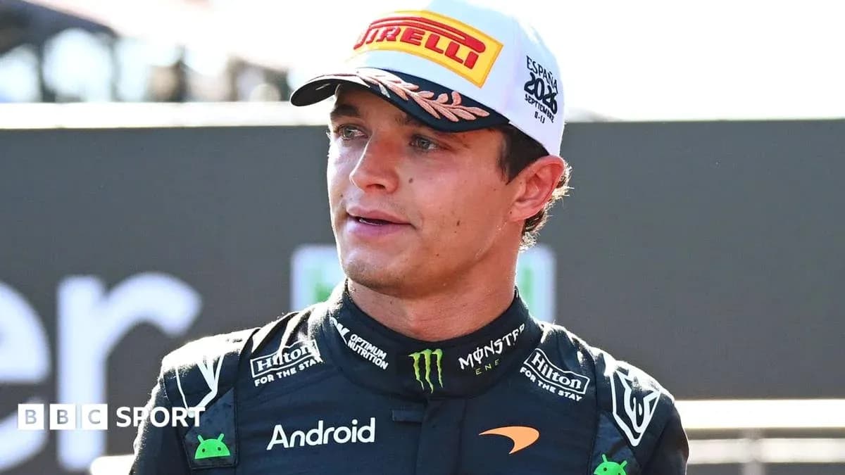 Pilote de Formule 1 en tenue McLaren sur podium