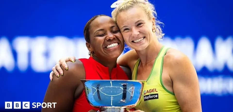 Deux joueuses tenant le trophée après un match