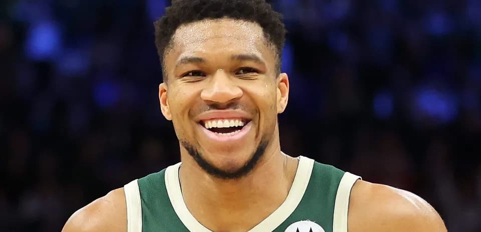 Joueur de basketball souriant en maillot vert