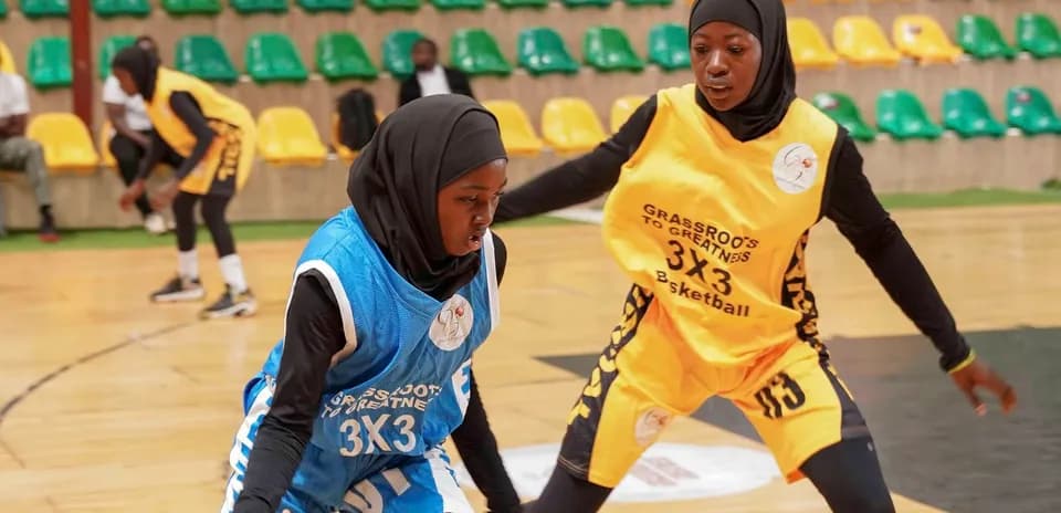 Deux joueuses de basketball en action sur le terrain