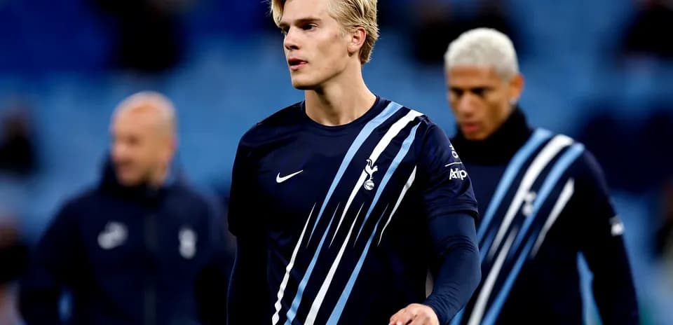 Joueur de Tottenham en tenue d'échauffement avant le match