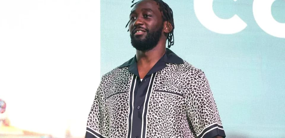 Person souriant avec un t-shirt à motifs lors d'un événement