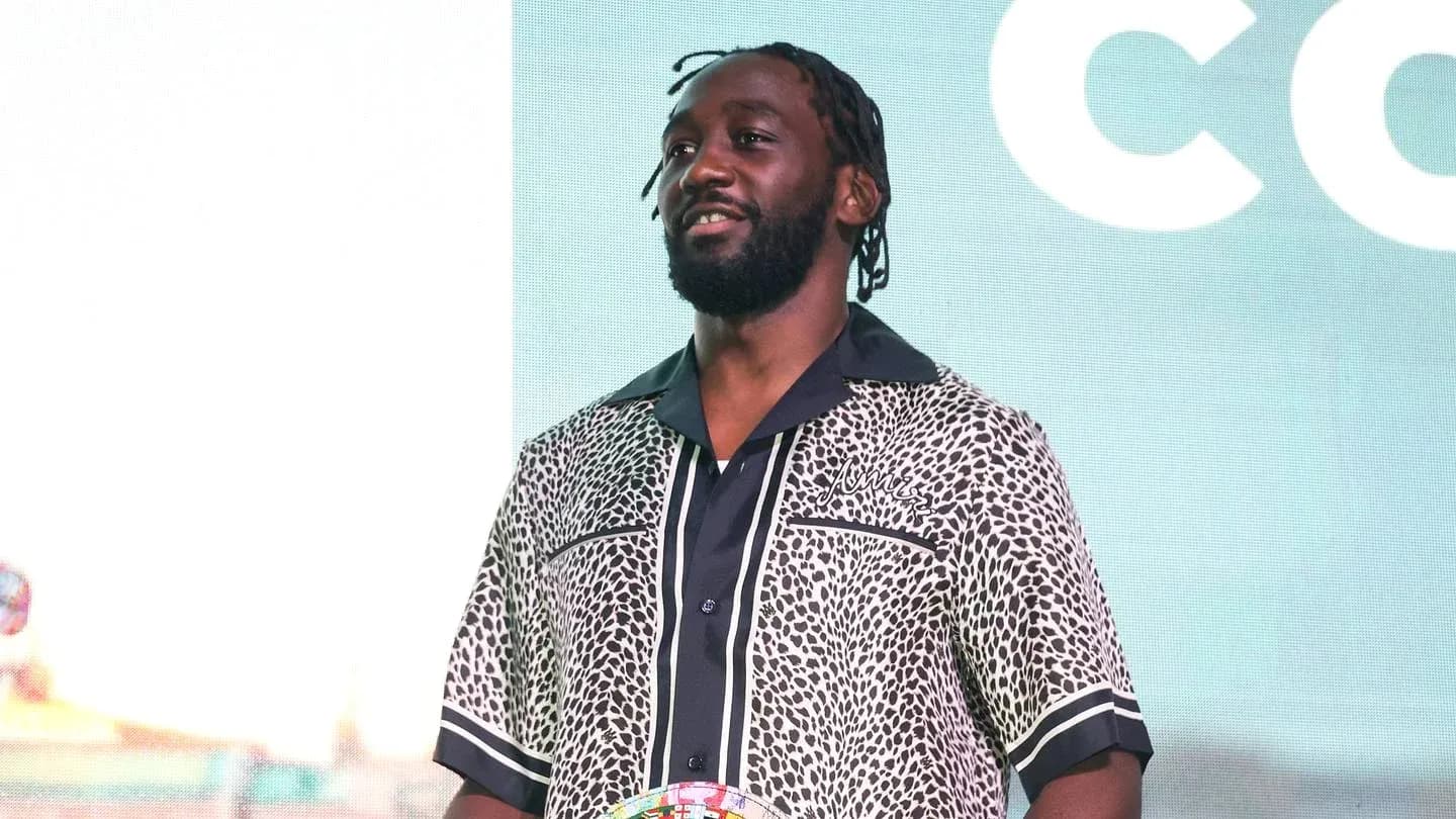 Person souriant avec un t-shirt à motifs lors d'un événement