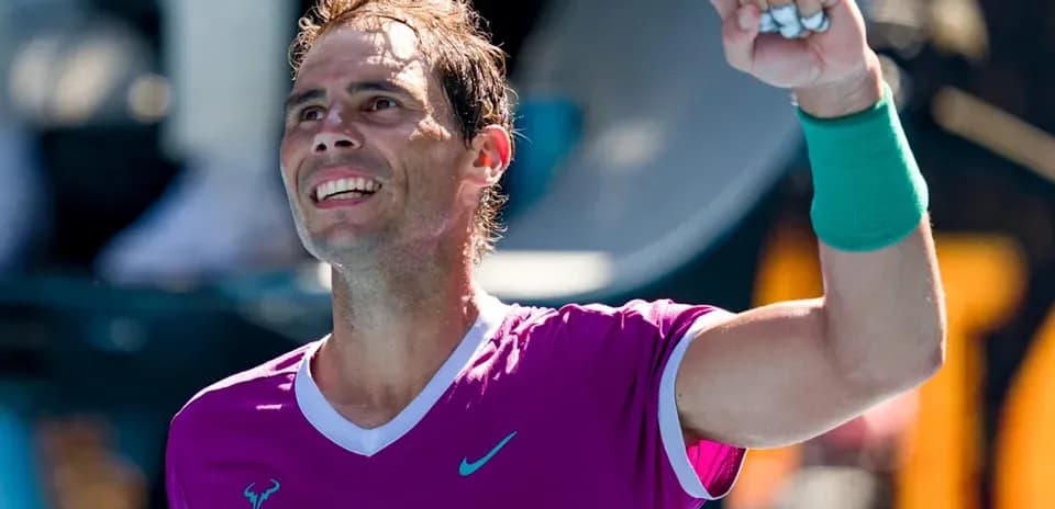 Joueur de tennis levant le poing après une victoire