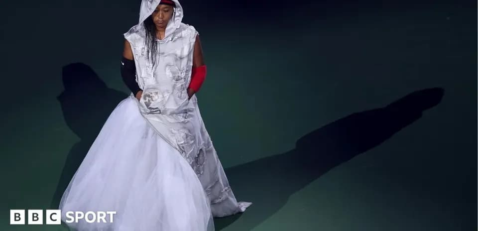 Naomi Osaka portant une robe blanche sur scène