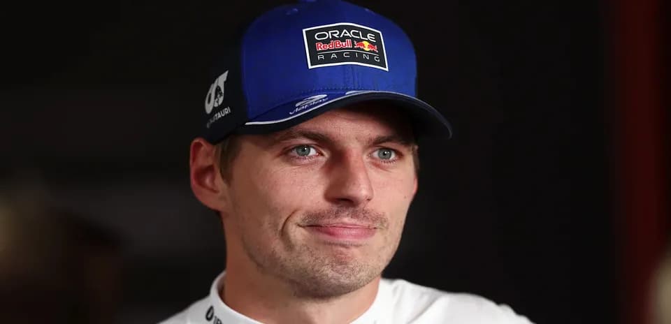 Pilote de Formule 1 portant une casquette bleue