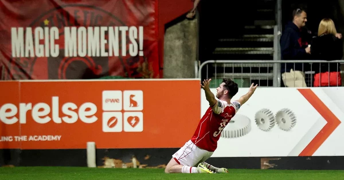 Joueur célébrant un but sur le terrain