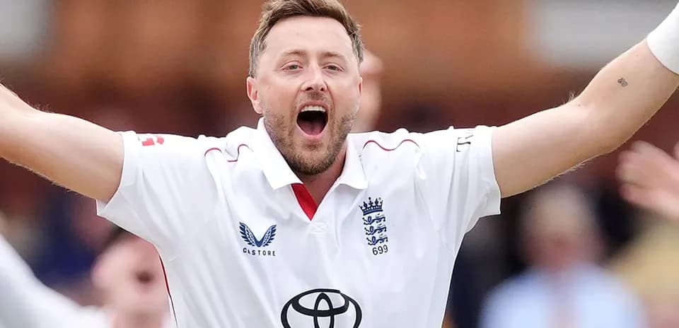 Joueur de cricket anglais célébrant un wicket
