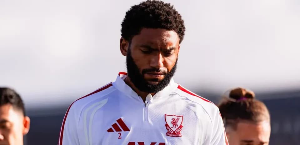 Joueur en tenue de Liverpool FC lors de l'échauffement
