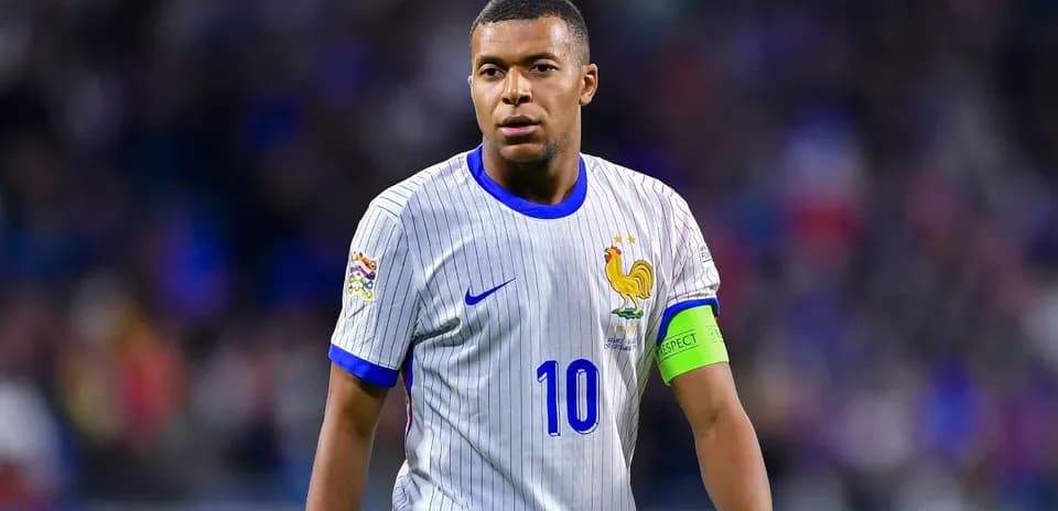 Kylian Mbappé en tenue de l'équipe de France