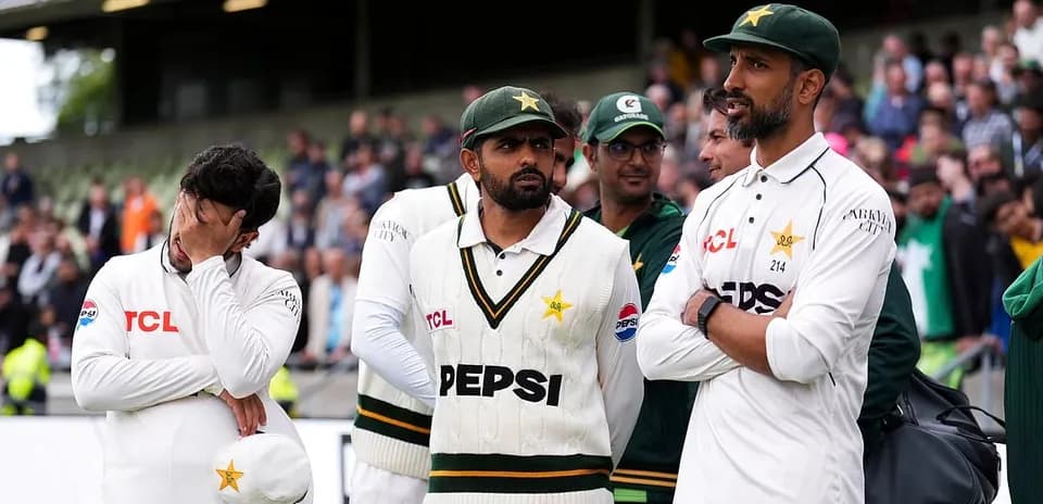 Joueurs de cricket pakistanais sur le terrain après le match