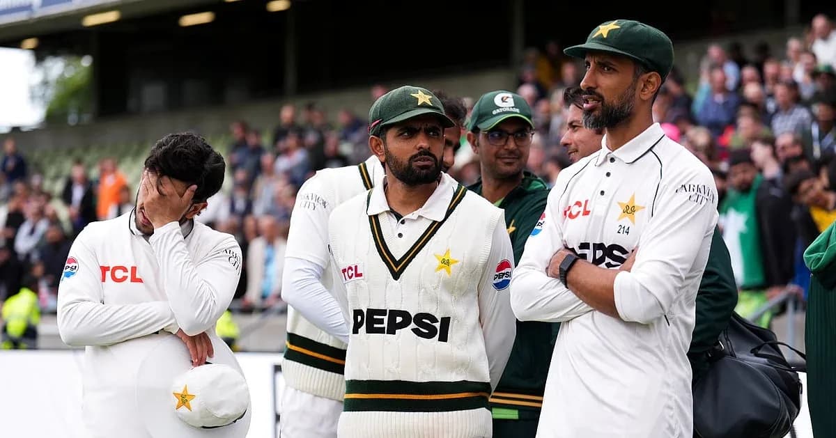 Joueurs de cricket pakistanais sur le terrain après le match